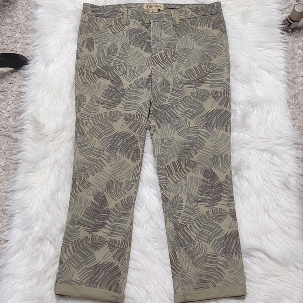 Democracy Leaf Print Cropped Pants
